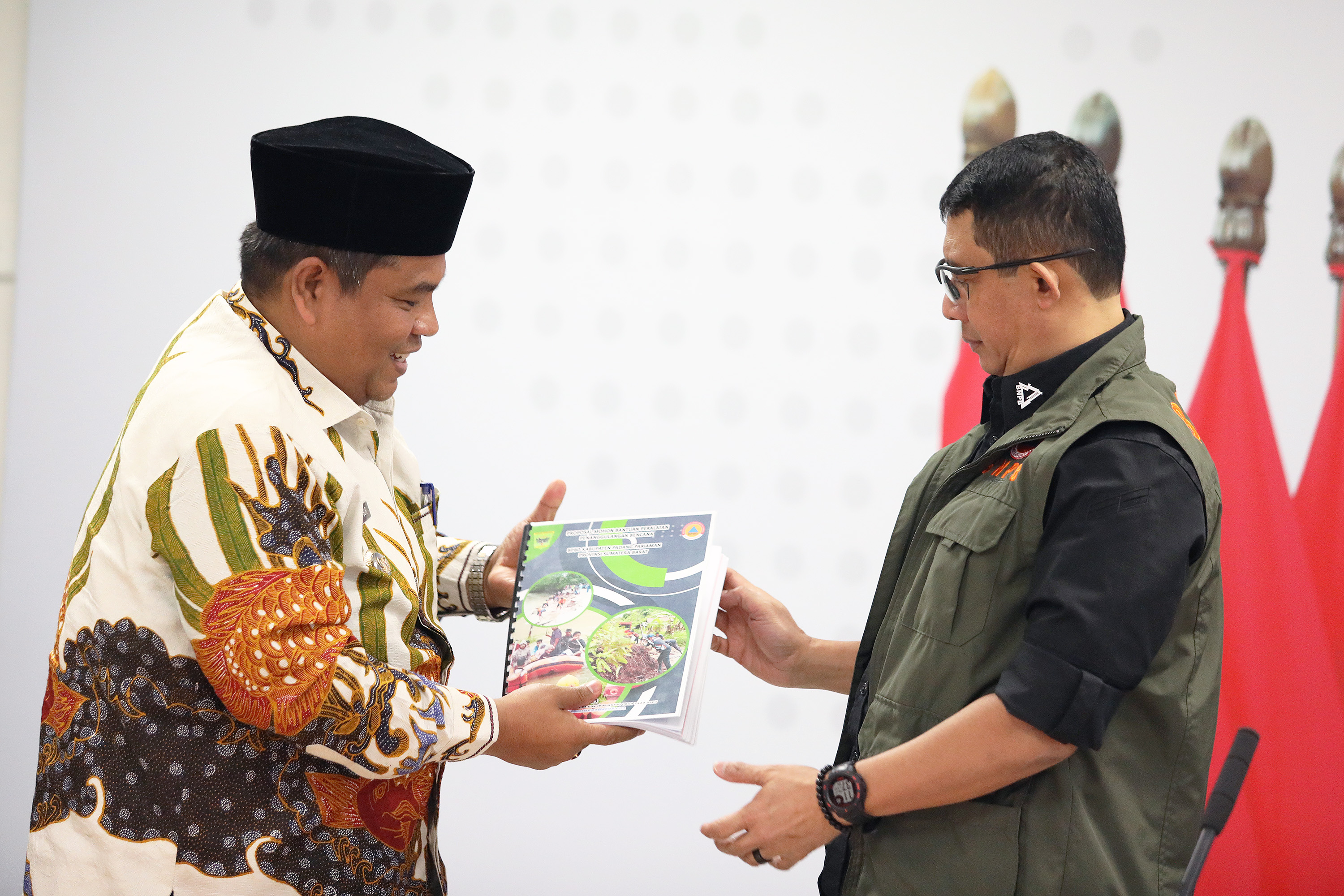 Kepala BNPB Letjen TNI Suharyanto S.Sos., M.M., (kiri) menerima laporan kejadian bencana dari Bupati Padang Pariaman Suhatri Bur dalam pertemuan yang dilakukan antara BNPB dengan Pemerintah Provinsi Sumatera Barat di Gedung Graha BNPB, Jakarta, Kamis (27/7).